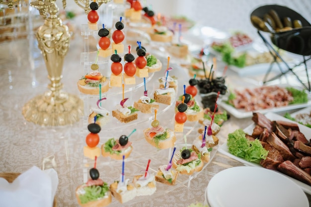 Lanches saborosos kanapes na mesa do buffet