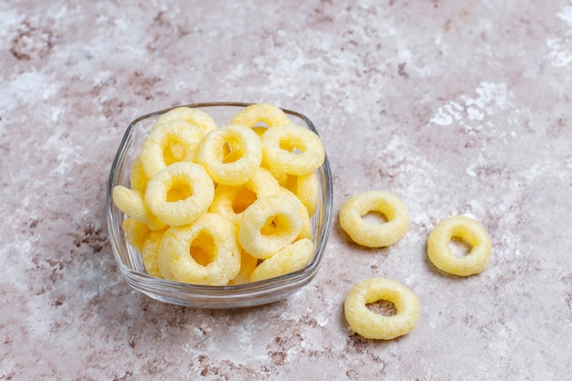 Lanches salgados. Pretzels, batatas fritas, biscoitos, pipoca em tigelas. Produtos não saudáveis. comida ruim para figura, pele, coração e dentes. Variedade de comida rápida de carboidratos