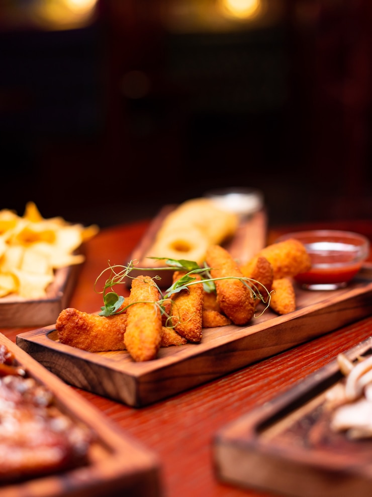 Lanches variados de cerveja fast food queijo frito palitos de carnes curadas nuggets com caneca de cerveja