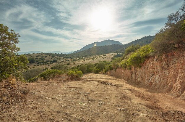 Land und Felsen, die typisch für die Hügellandschaft der Südküste Sardiniens sind
