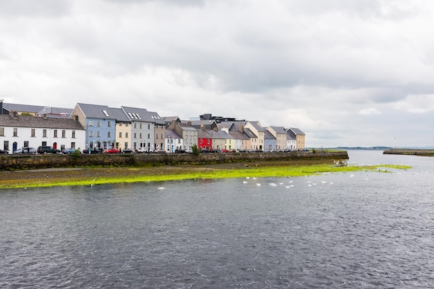 Landascapes de la ciudad de Irlanda Galway y el río Corrib