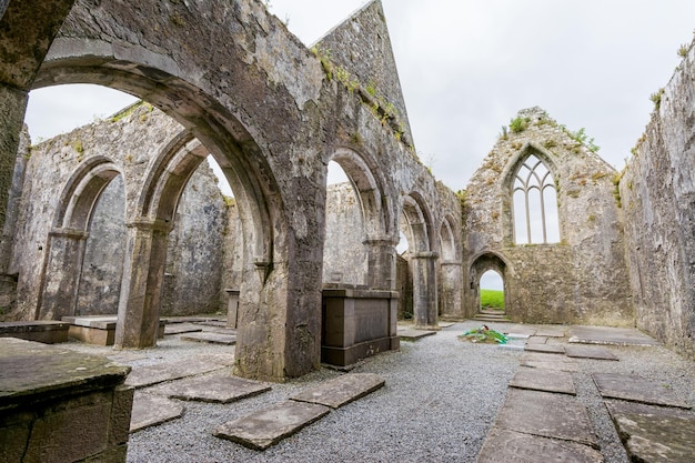 Landascapes of Ireland Ruinas del convento de Ross en el condado de Galway