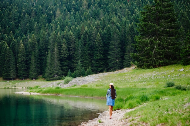 Landfrau entspannen sich im wilden Naturwald. Frau mit langen Haaren reisen Bergsee.