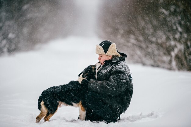 Landfrau. Erwachsene gehende Frau der Hund. Porträt des lustigen Wintermädchen-Lebensstils im Freien.