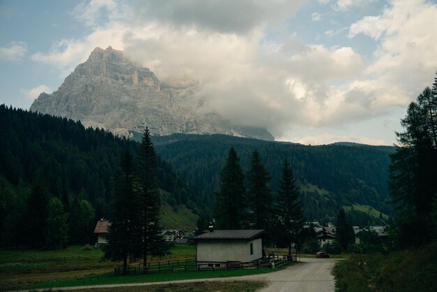 Landhäuser im alpinen Dorf Dolomiten Italien nov 2021