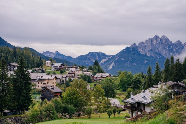 Landhäuser im alpinen Dorf Dolomiten Italien nov 2021