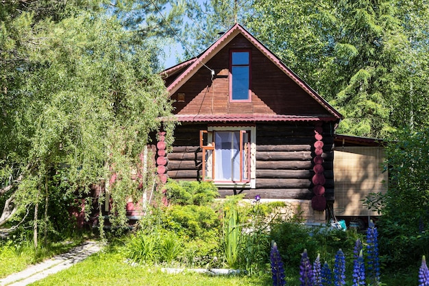 Landhaus aus Holzblockholz im Ziergarten