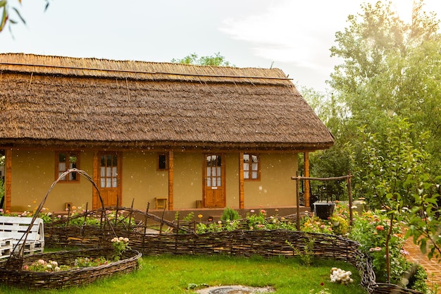 Landhaus aus Lehm und Lehmdach