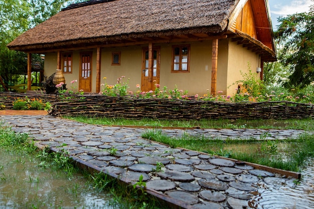 Landhaus aus Lehm und Lehmdach