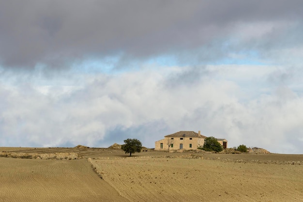 Landhaus in der landschaft des geoparks von granada