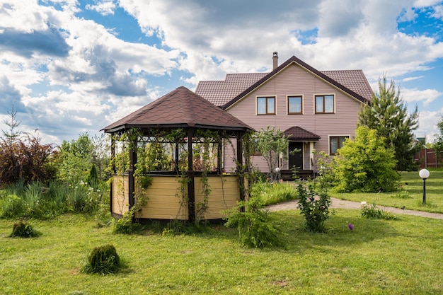 Landhaus mit Ziegeldach und Kamin Architektur der Landschaft