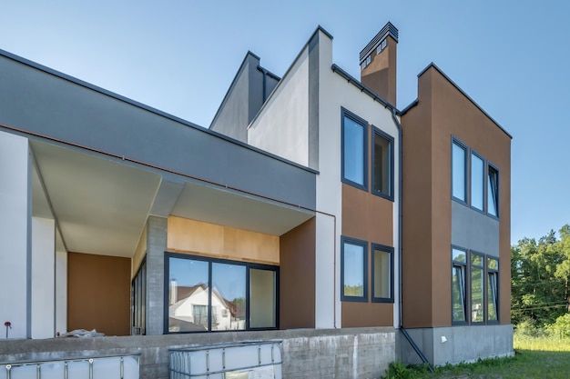 Landhaus oder Gehöft aus Beton oder Backstein im Stil des Kubismus oder Konstruktivismus