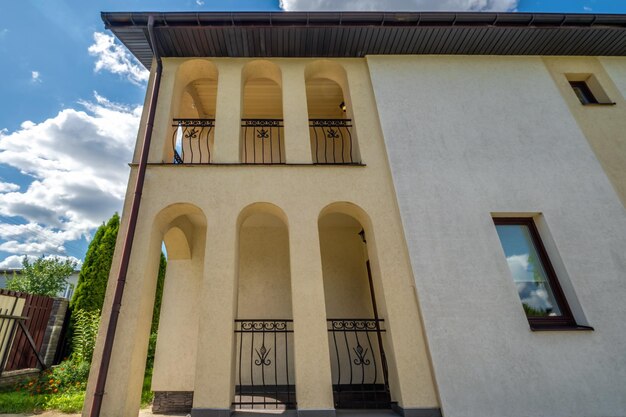 Landhaus oder Gehöft aus Beton oder Backstein