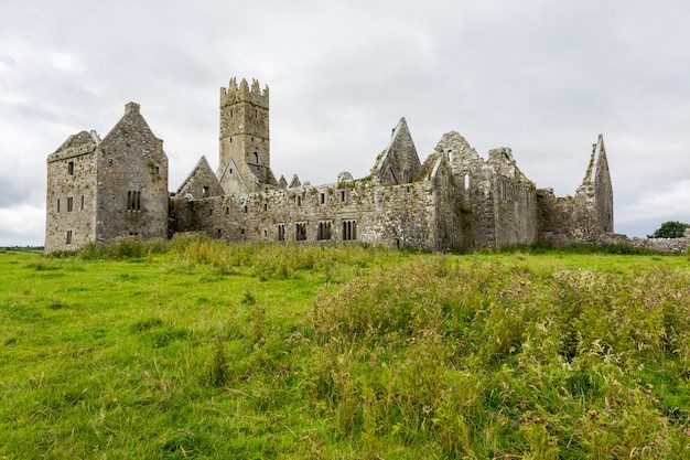 Landlandschaften von Irland. Ruinen von Friary of Ross in der Grafschaft Galway