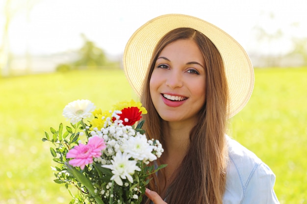 Landmädchen mit Blumenstrauß in Feldern