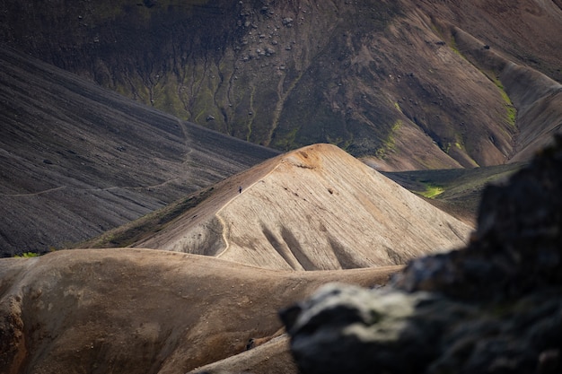 Landmannalaugar Bunter Hügel auf schwarzer Asche im Wanderweg Laugavegur. Island. Die Kombination von Schichten aus mehrfarbigen Gesteinen, Mineralien.
