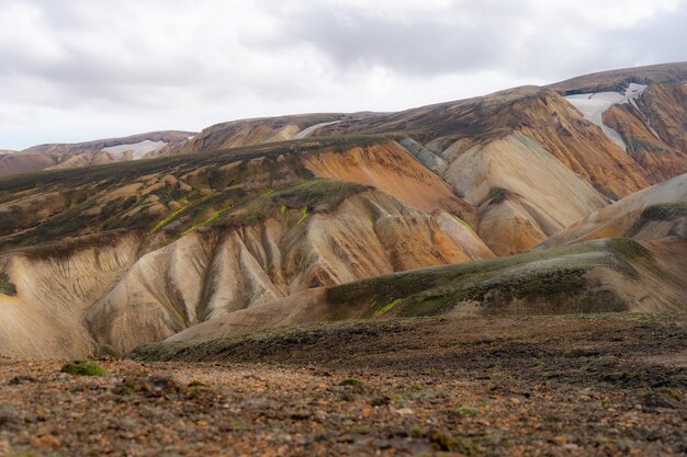 Landmannalaugar Coloridas montañas en la ruta de senderismo Laugavegur. Islandia. La combinación de capas de rocas multicolores, minerales, hierba y musgo.