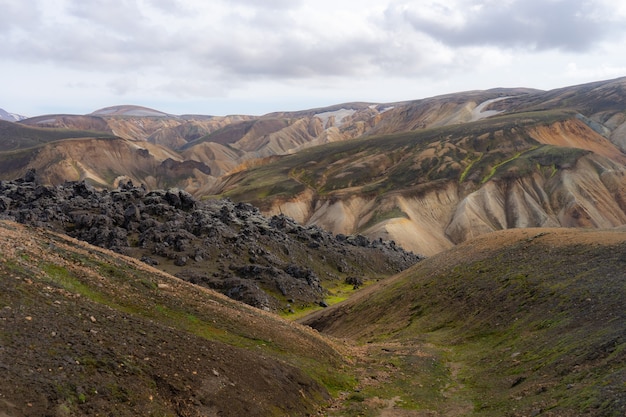 Landmannalaugar valley island island montanhas coloridas na trilha de caminhada laugavegur a combinação de ...