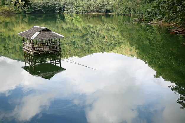 Landschaft am See, philippinische Inseln / tropischer Vulkansee mit schwimmendem Haus