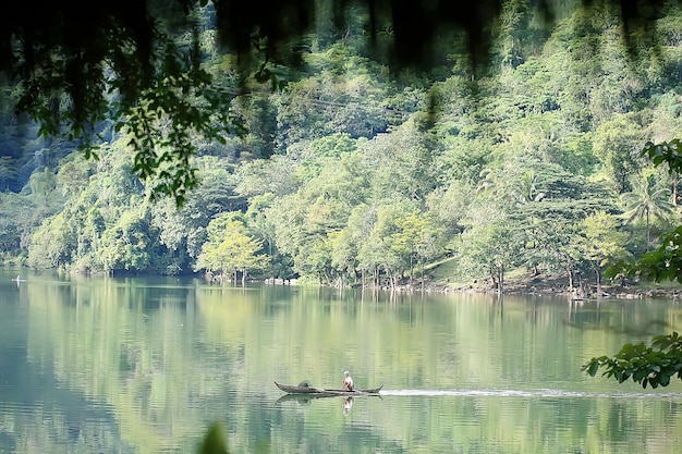 Landschaft am See, philippinische Inseln / tropischer Vulkansee mit schwimmendem Haus