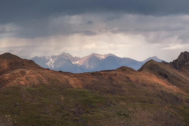 Landschaft auf dem verregneten Hochplateau. Dramatischer Himmel auf Berggipfeln. Mystischer Hintergrund mit dramatischen Bergen.