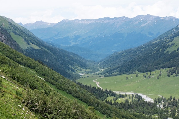 Landschaft auf einem grünen tal im kaukasus das konzept der lokalen reisen