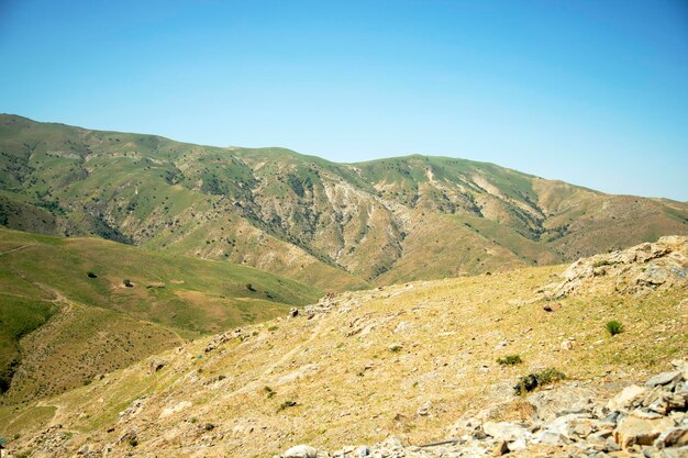 Landschaft aus Bergen und Hügeln