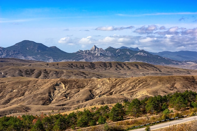 Landschaft aus lehmigen Reliefausläufern und felsigen Bergen der Krim