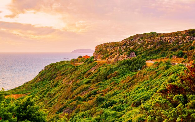 Landschaft bei Portoscuso und der Mittelmeerküste bei Carbonia-Iglesias, Sardinien, Italien. Landschaft von Sardinien, Sommer. Provinz Cagliari. Gemischte Medien.