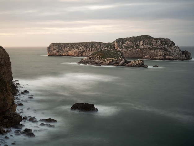 Landschaft bei Sonnenuntergang der Isla de los Conejos in Miengo, Kantabrien, Spanien.