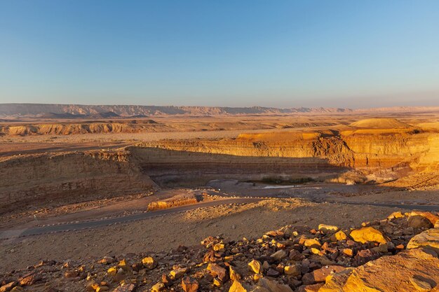 Landschaft bei Sonnenuntergang im Wüstenkrater Negev Mitzpe Ramon