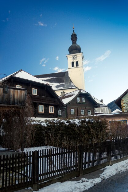 Landschaft der alten katholischen Kirche im österreichischen Dorf mit Schnee bedeckt