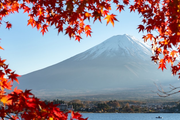 Landschaft der Ansicht der Fujisan und der helle rote Ahornblattrahmen Kawaguchiko