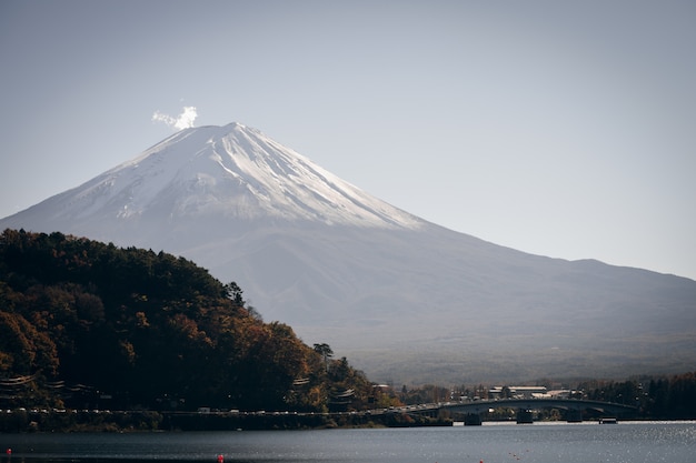 Landschaft der Ansicht der Fujisan und der helle rote Ahornblattrahmen Kawaguchiko