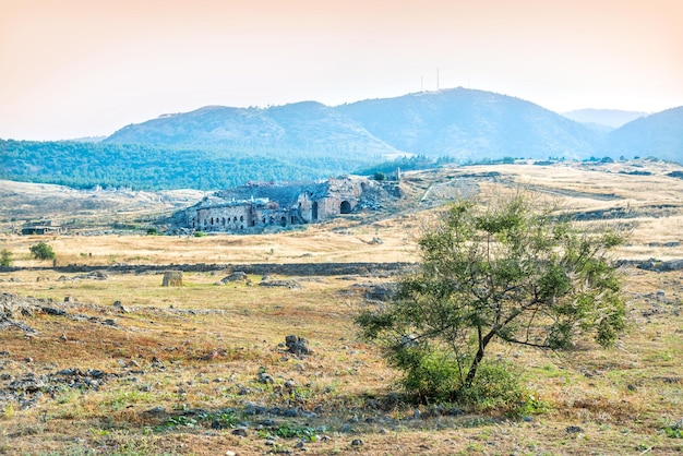 Landschaft der antiken Stadt Hierapolis und die Travertine des Weißen Berges Pamukkale Türkei