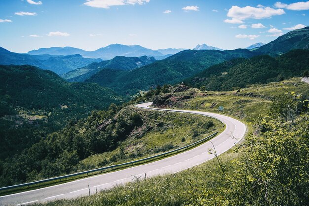 Foto landschaft der berge in spanien an einem sonnigen sommertag mit grünen bäumen