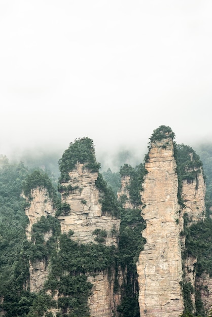 Landschaft der Berge in Zhangjiajie. Das Hotel liegt im Wulingyuan Scenic and Historic Interest Area, das zum UNESCO-Weltkulturerbe in China erklärt wurde.