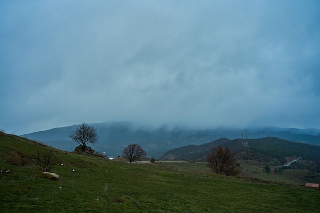 Landschaft der Berge mit bewölktem Himmel und Nebel an einem bewölkten Tag. Regentag im Herbst.