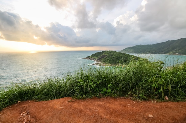 Foto landschaft der berge und ruhiges meer