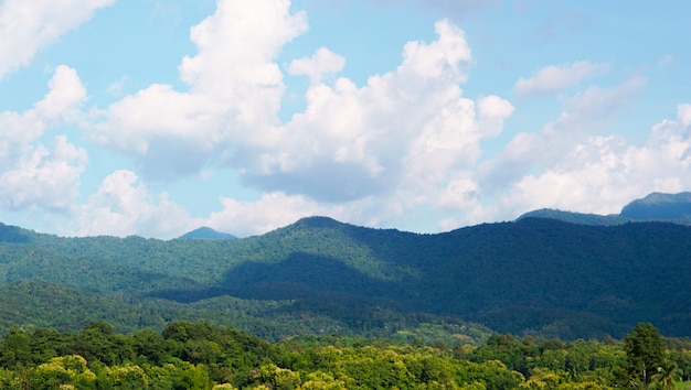 Landschaft der Berge und Wolken