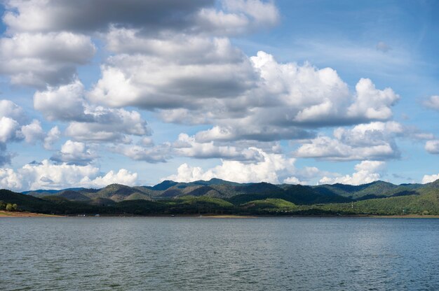 Landschaft der Bergkette mit blauem Himmel am See im Nationalpark