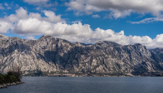 Landschaft der Bucht von Kotor