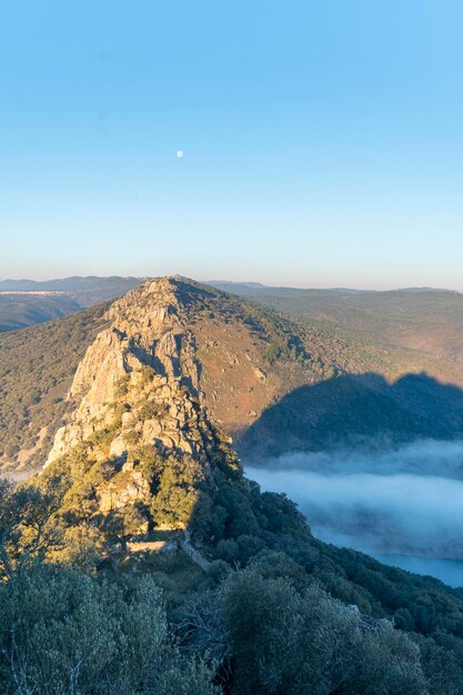 Landschaft der Extremadura von der Spitze des Schlosses Monfrague im Nationalpark Monfrague