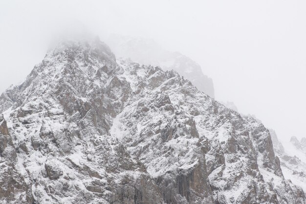 Landschaft der felsigen Berge des Winters mit Nebel