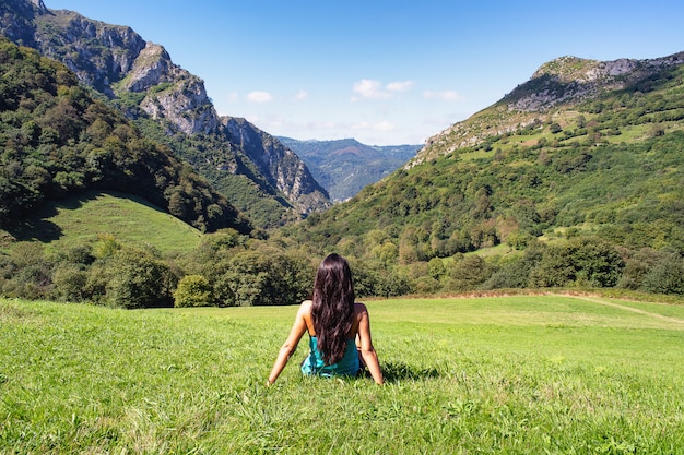 Landschaft der Frau in den Bergen von Asturien, Spanien