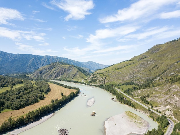 Landschaft der Gebirgskette des Altai, bedeckt mit grünen Bäumen und Felsen