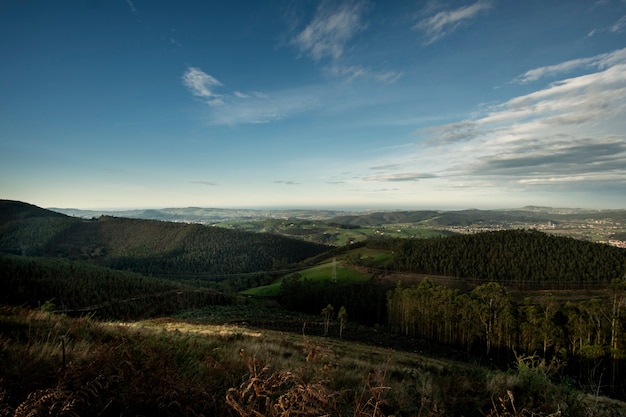 Foto landschaft der grünen berge im norden spaniens