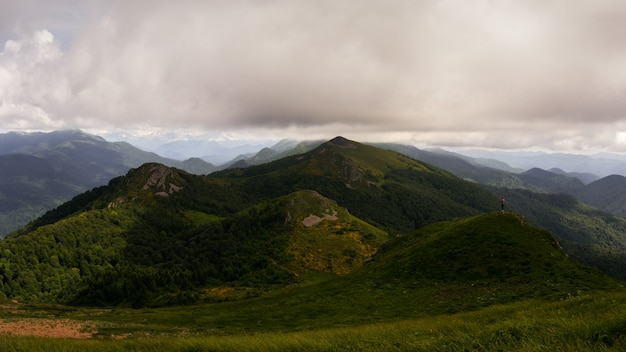 Landschaft der grünen Frühlingsberge