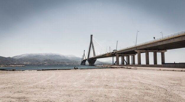 Landschaft der Hängebrücke über Ozean