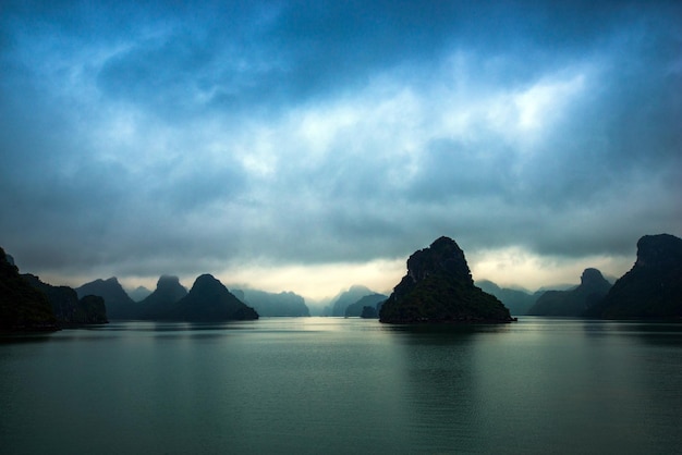 Landschaft der Halong-Bucht im Norden Vietnams